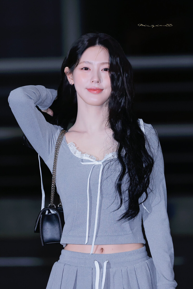 240418 (G)I-DLE Miyeon - ICN Airport documents 1