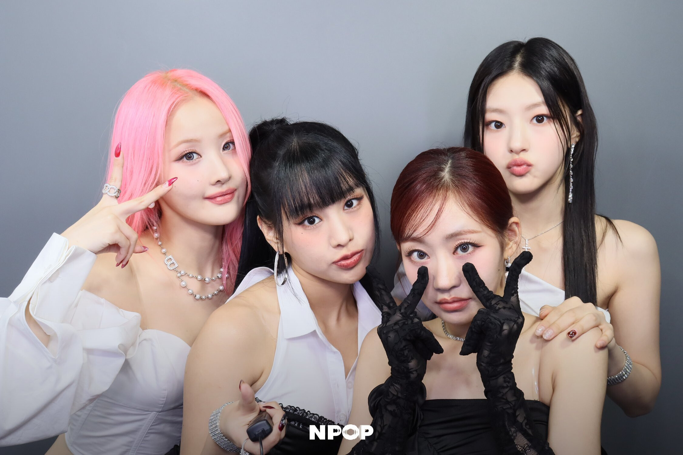 231207 NPOP Twitter Update - KISS OF LIFE - Photobooth CAM Behind | kpopping