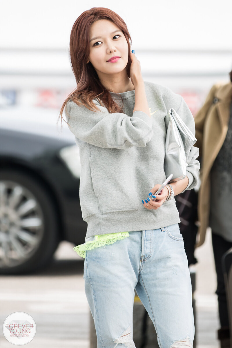 150328 Girls' Generation Sooyoung at Incheon Airport documents 7