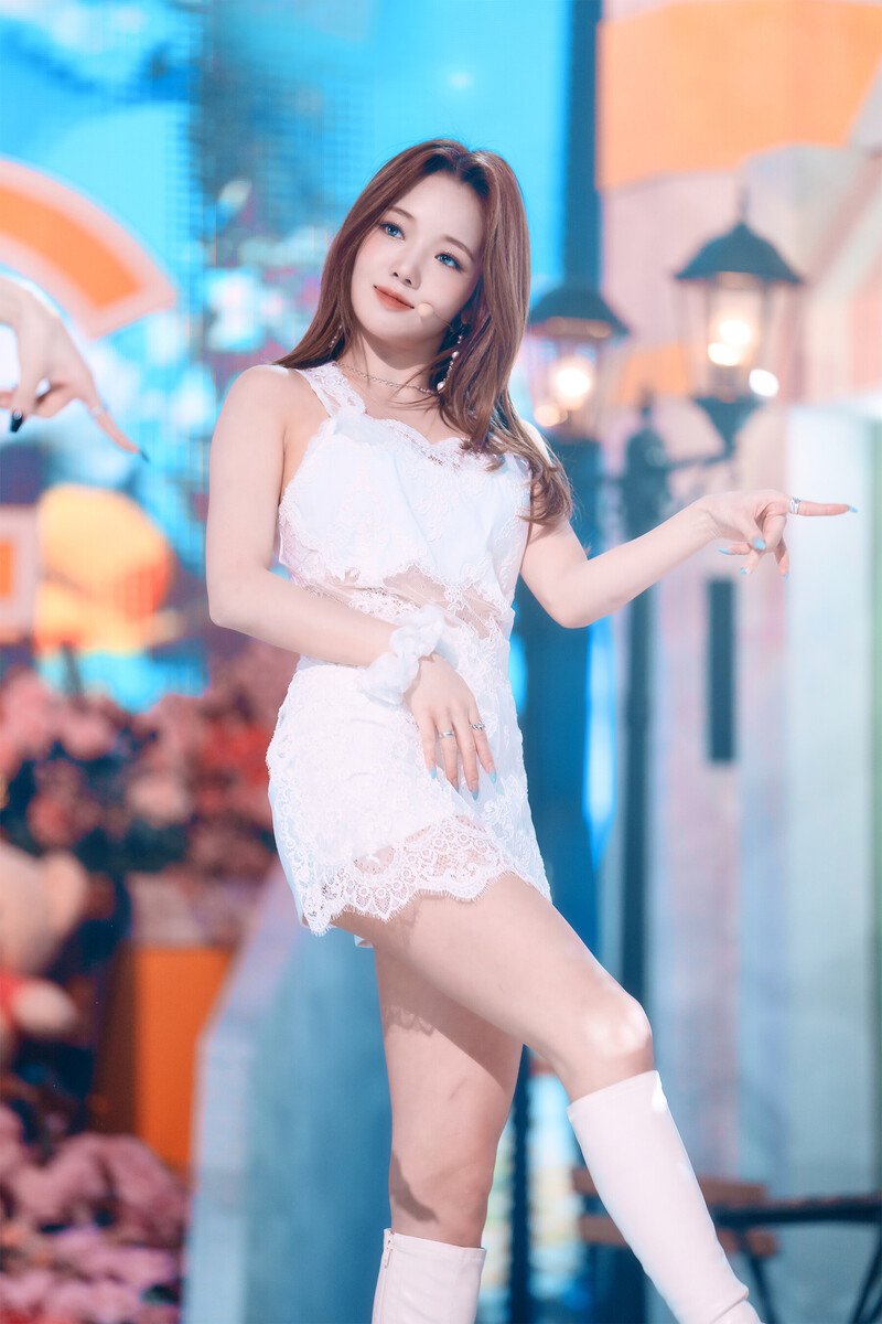 220123 fromis_9 Jisun - 'DM' at Inkigayo documents 18