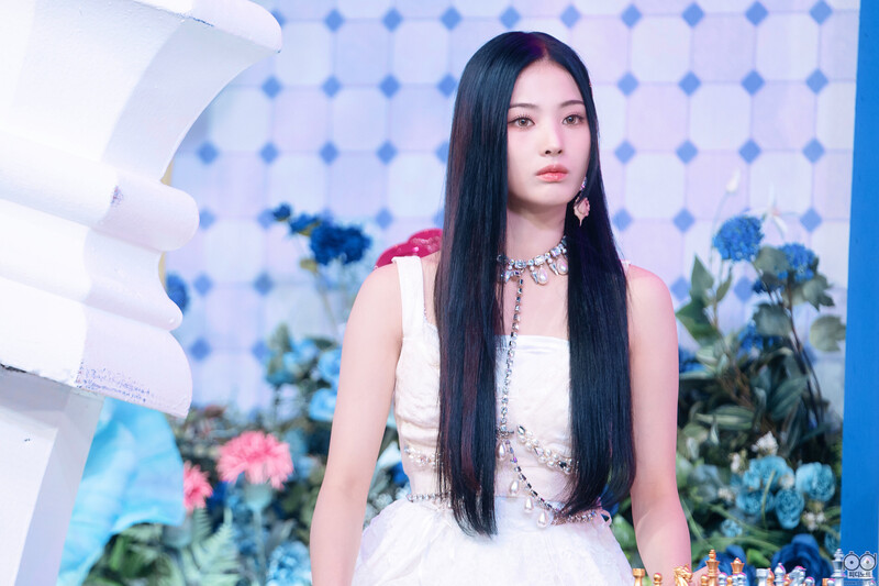 220925 NMIXX Jinni - 'DICE' at Inkigayo documents 2