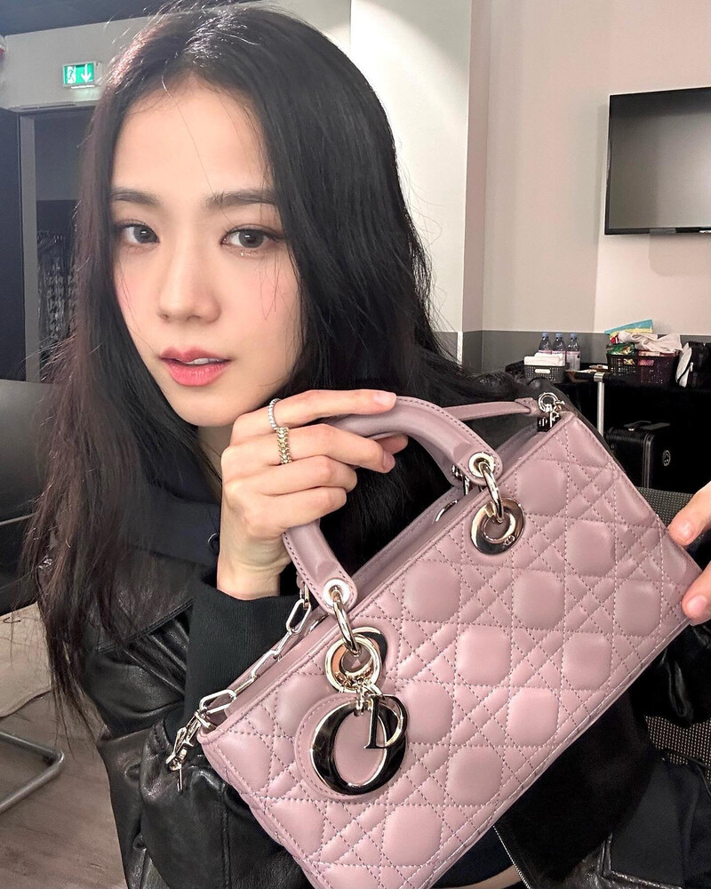 221227 BLACKPINK Jisoo Instagram Update documents 2