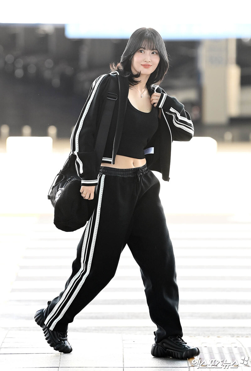 230918 TWICE Momo at Incheon International Airport documents 3