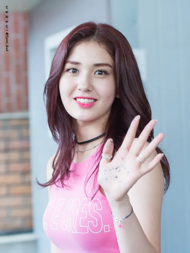 Somi90.jpg