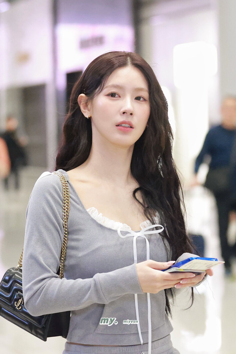 240418 (G)I-DLE Miyeon - ICN Airport documents 1