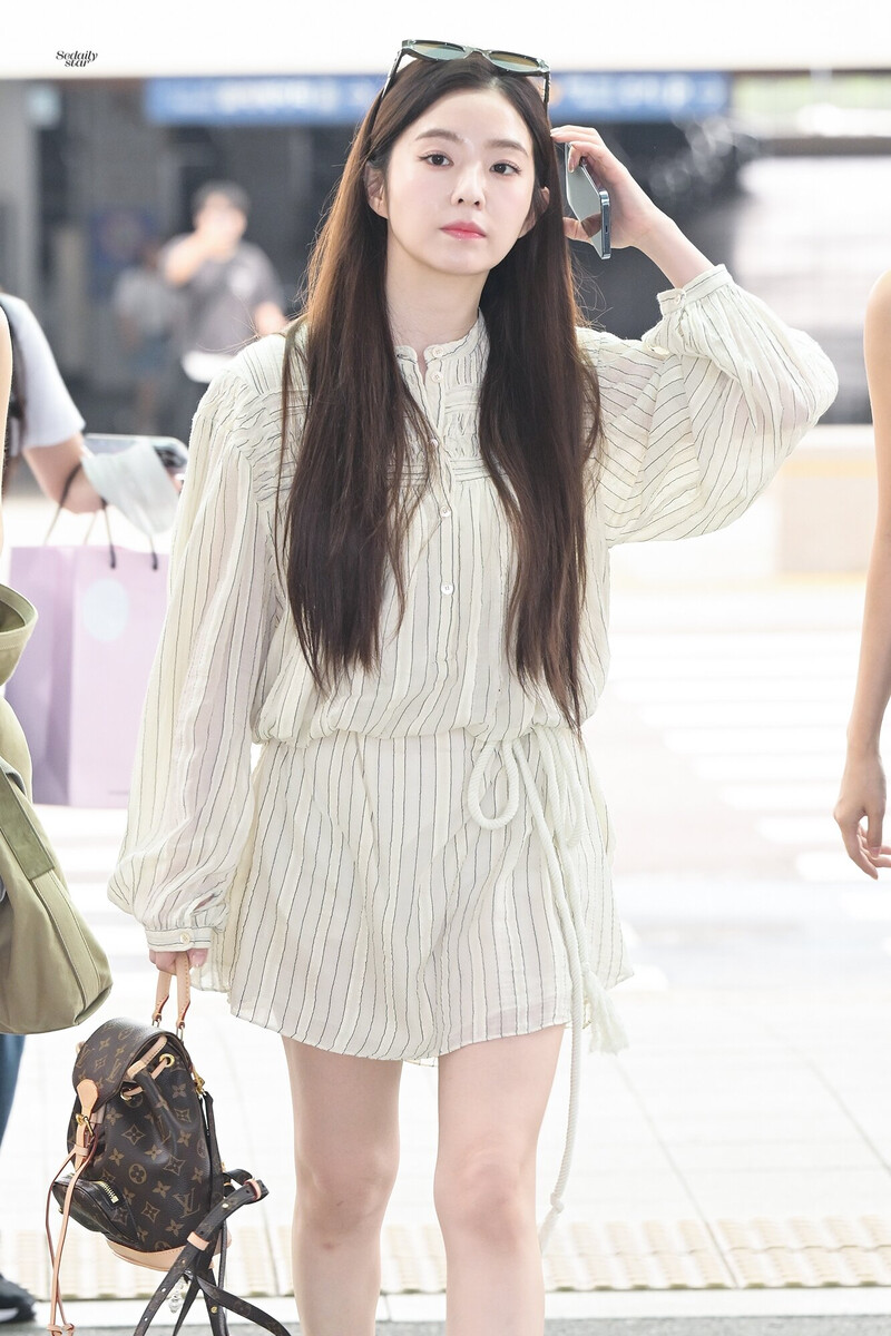 240712 Red Velvet Irene at Incheon International Airport documents 3