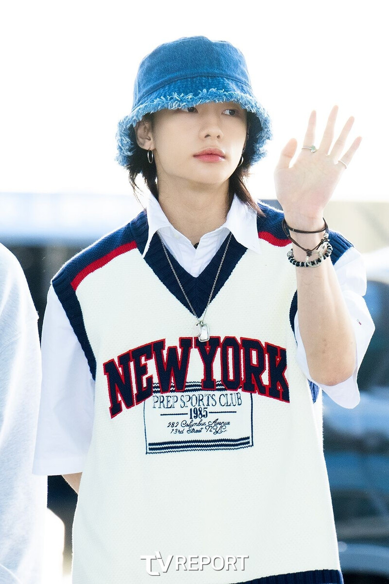 240731 StrayKids Hyunjin at Incheon International Airport documents 6