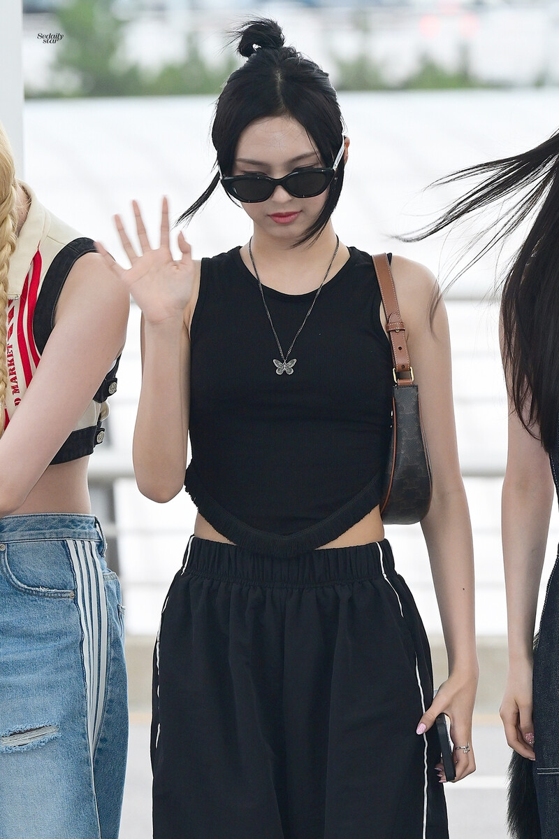 240729 BABYMONSTER Chiquita at Incheon International Airport documents 2