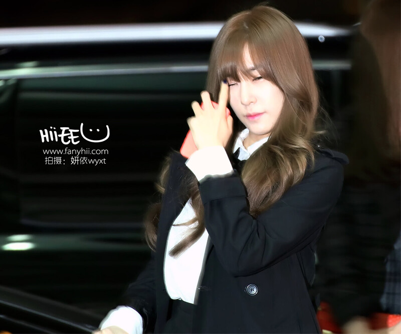 141017 Girls' Generation Tiffany at Incheon Airport documents 1