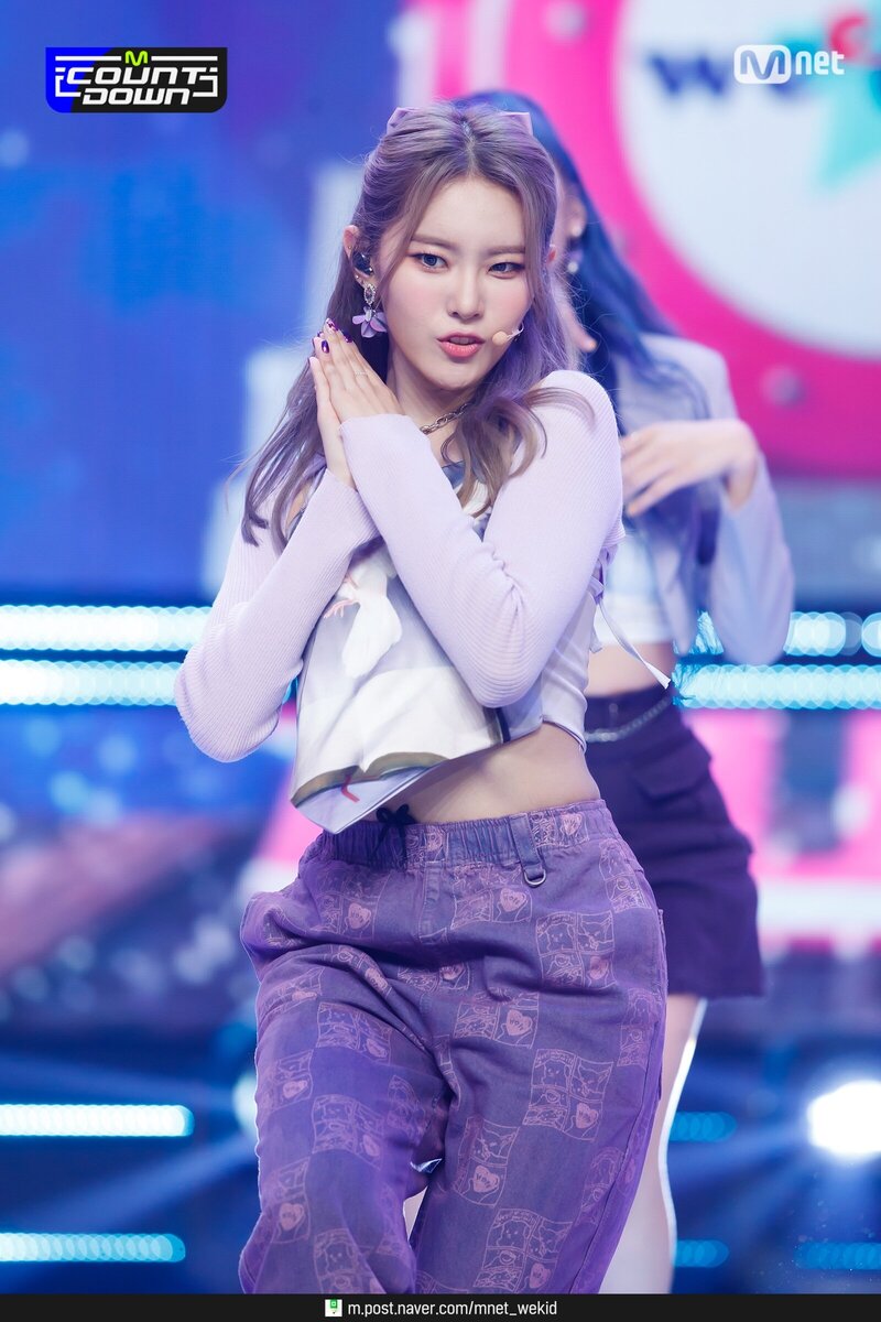 210812 Weeekly - 'Holiday Party' at M Countdown documents 16