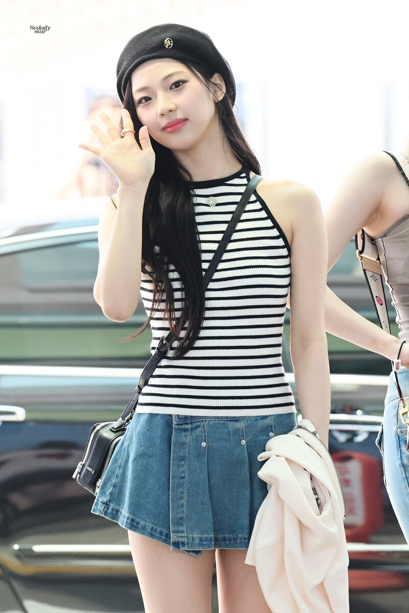 240606 BABYMONSTER Ruka at Incheon International Airport documents 3