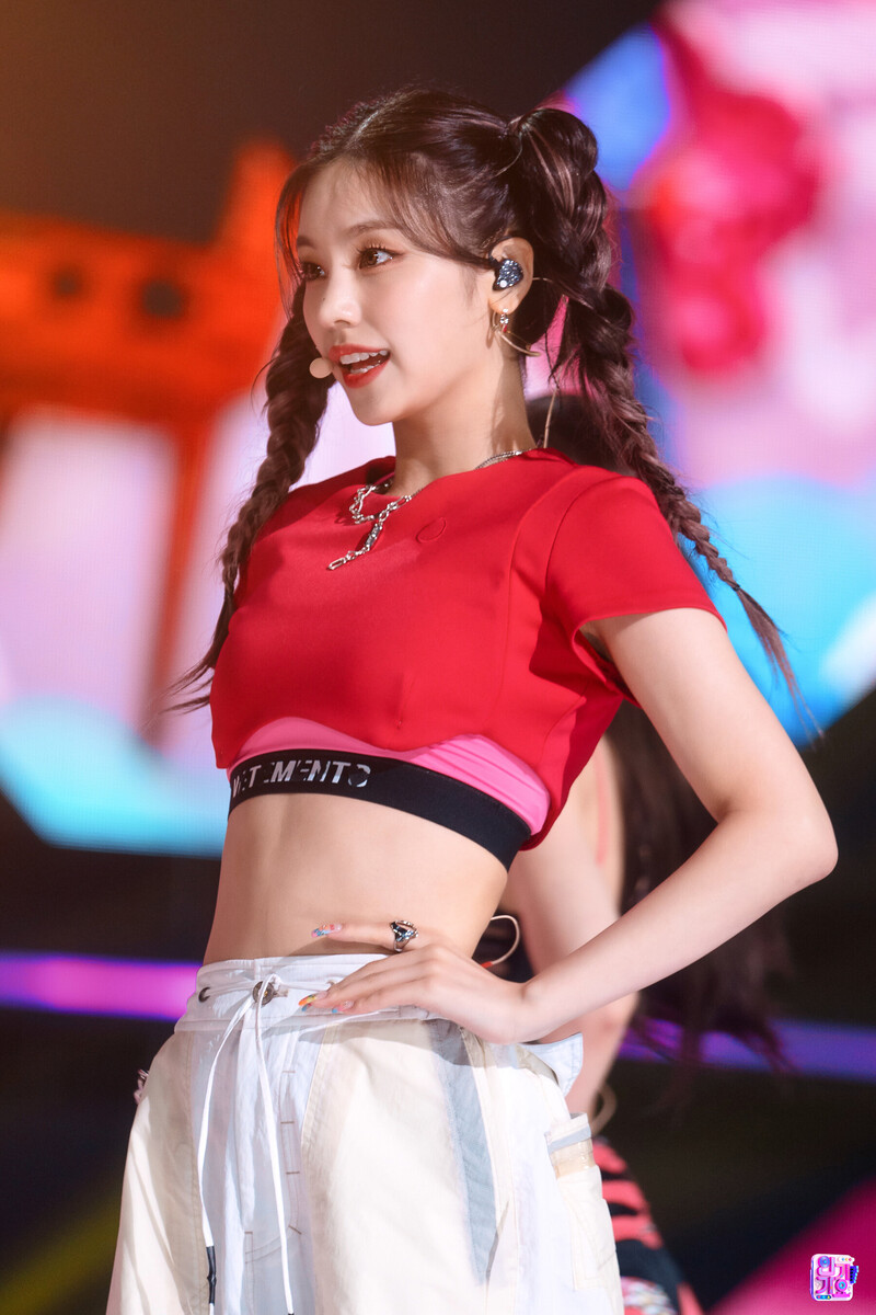 220724 ITZY Yeji - 'SNEAKERS' at Inkigayo documents 6