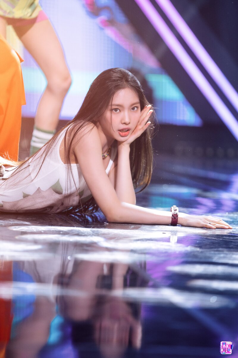 220814 NewJeans Hyein - 'Attention' at Inkigayo documents 2