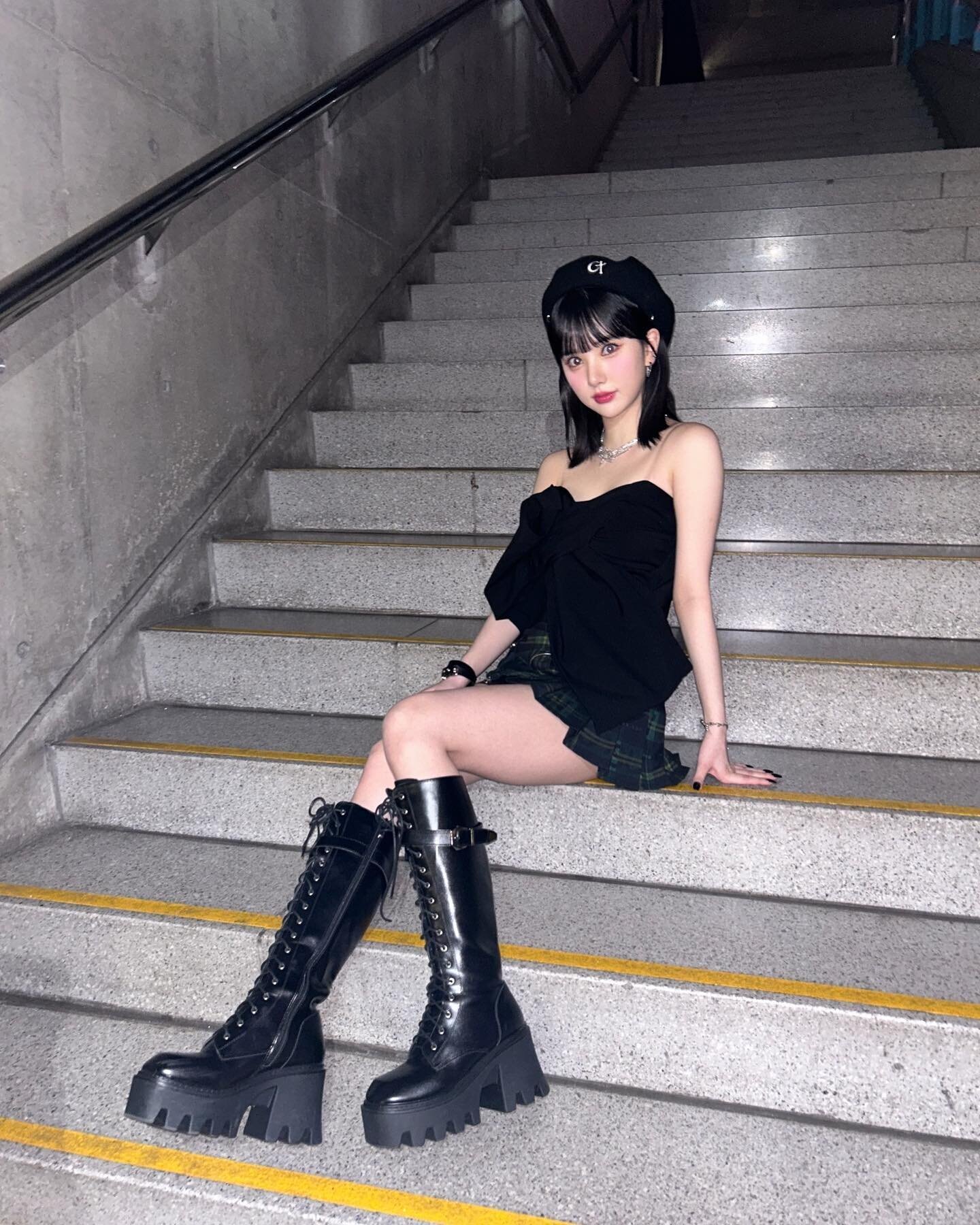 230402 VIVIZ Eunha Instagram Update | kpopping