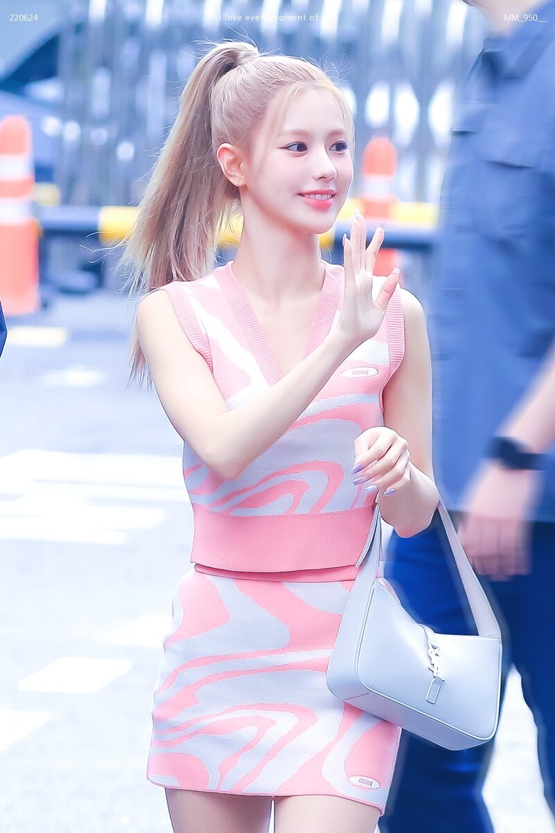 220624 (G)I-DLE Miyeon - Music Bank Commute documents 6