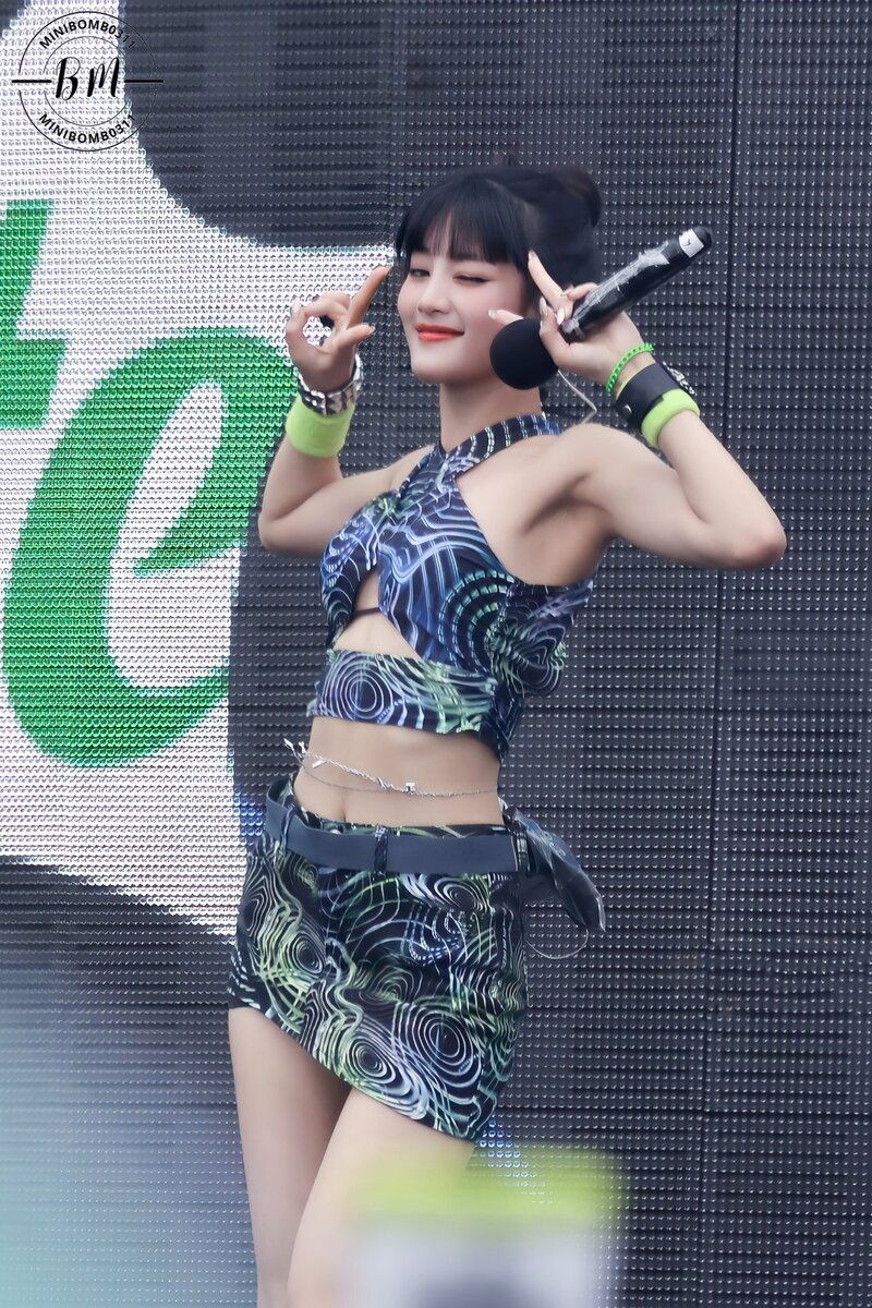 220626 (G)I-DLE Minnie at Waterbomb Festival documents 11