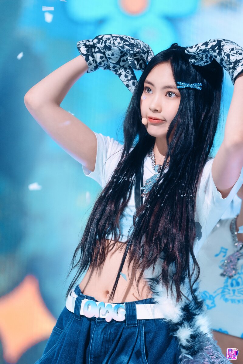 230129 NewJeans Hyein 'OMG' at Inkigayo documents 3