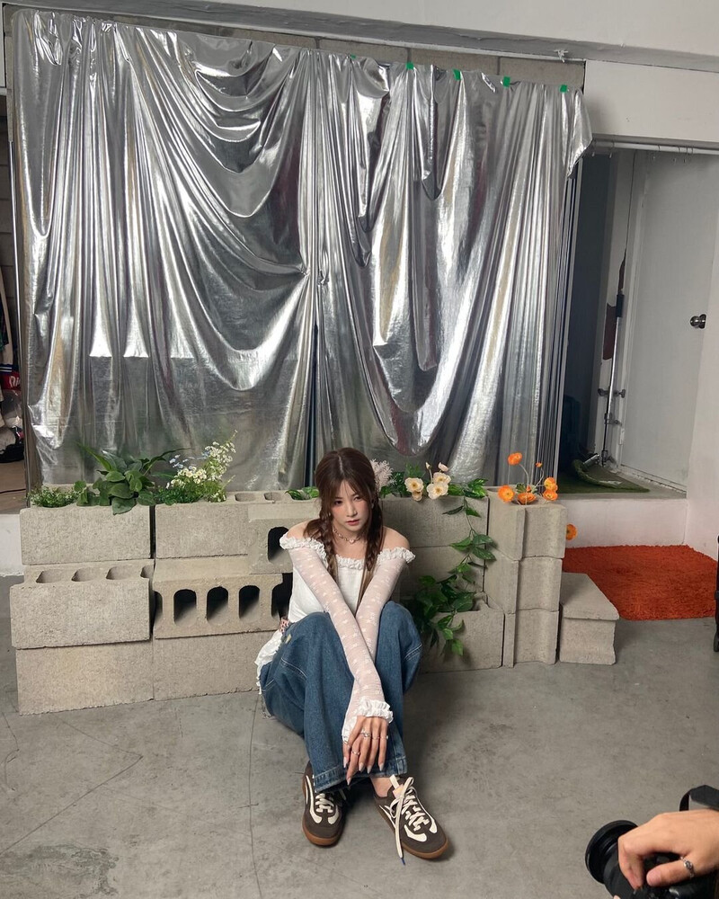 240627 CHORONG Instagram update - behind scenes of upcoming song FALLIN' documents 6