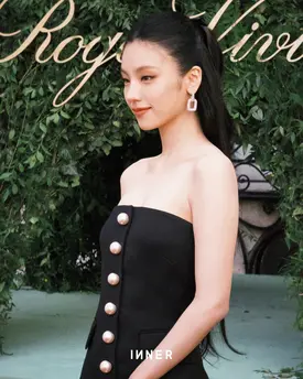 240927 - YEJI at Paris Fashion Week for ROGER VIVIER Spring Summer 2025 Show