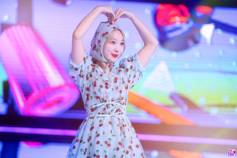 220703 TWICE Nayeon - 'POP!' at Inkigayo documents 1