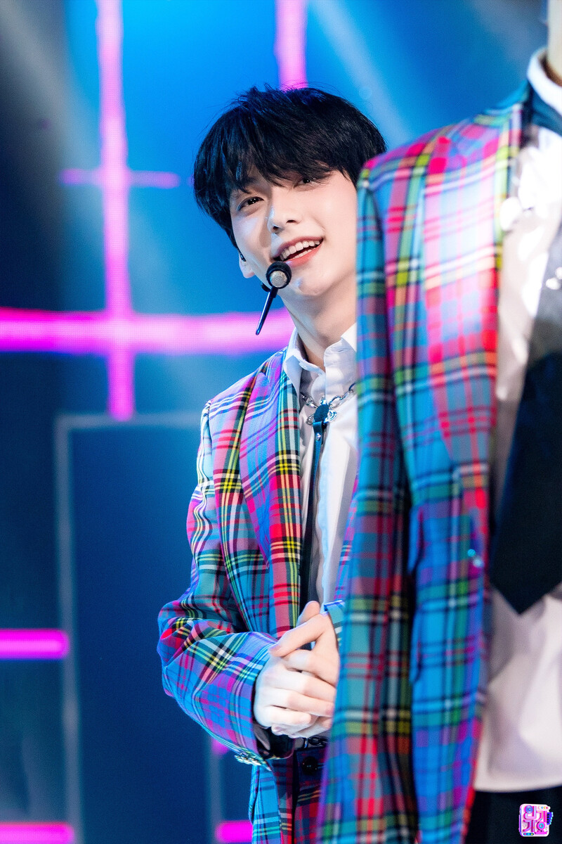 231029 TXT Soobin - 'Chasing That Feeling' at Inkigayo documents 3