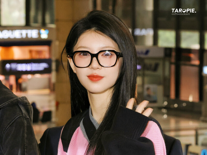 240430 ILLIT Moka at Gimpo International Airport documents 1