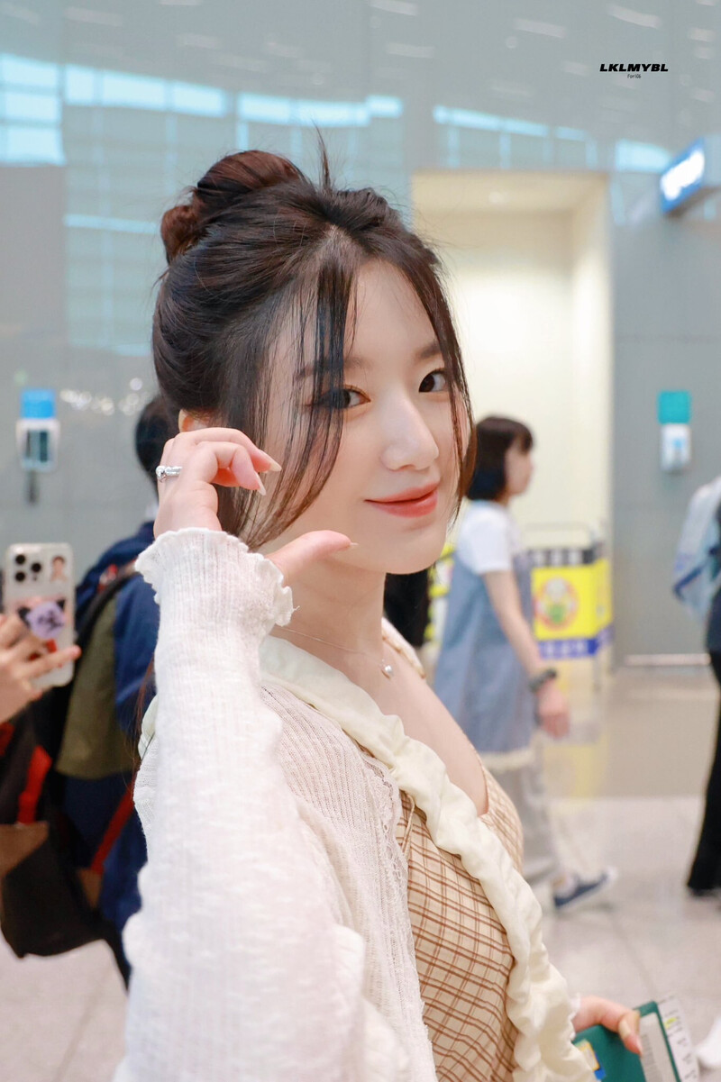 240608 (G)I-DLE Shuhua at Incheon Imternational Airport documents 1