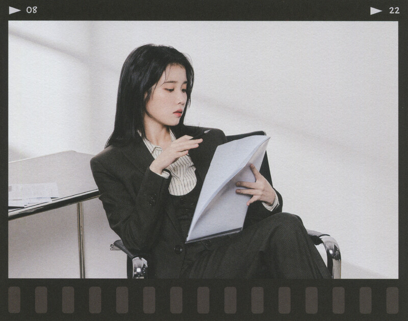 IU - 5th Official ‘UAENA’ Fanclub Kit [SCANS] documents 1