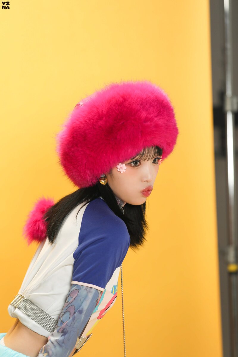 220127 Yuehua Naver Post - Yena 1st Mini Album 'SMiLEY' Jacket Behind documents 17
