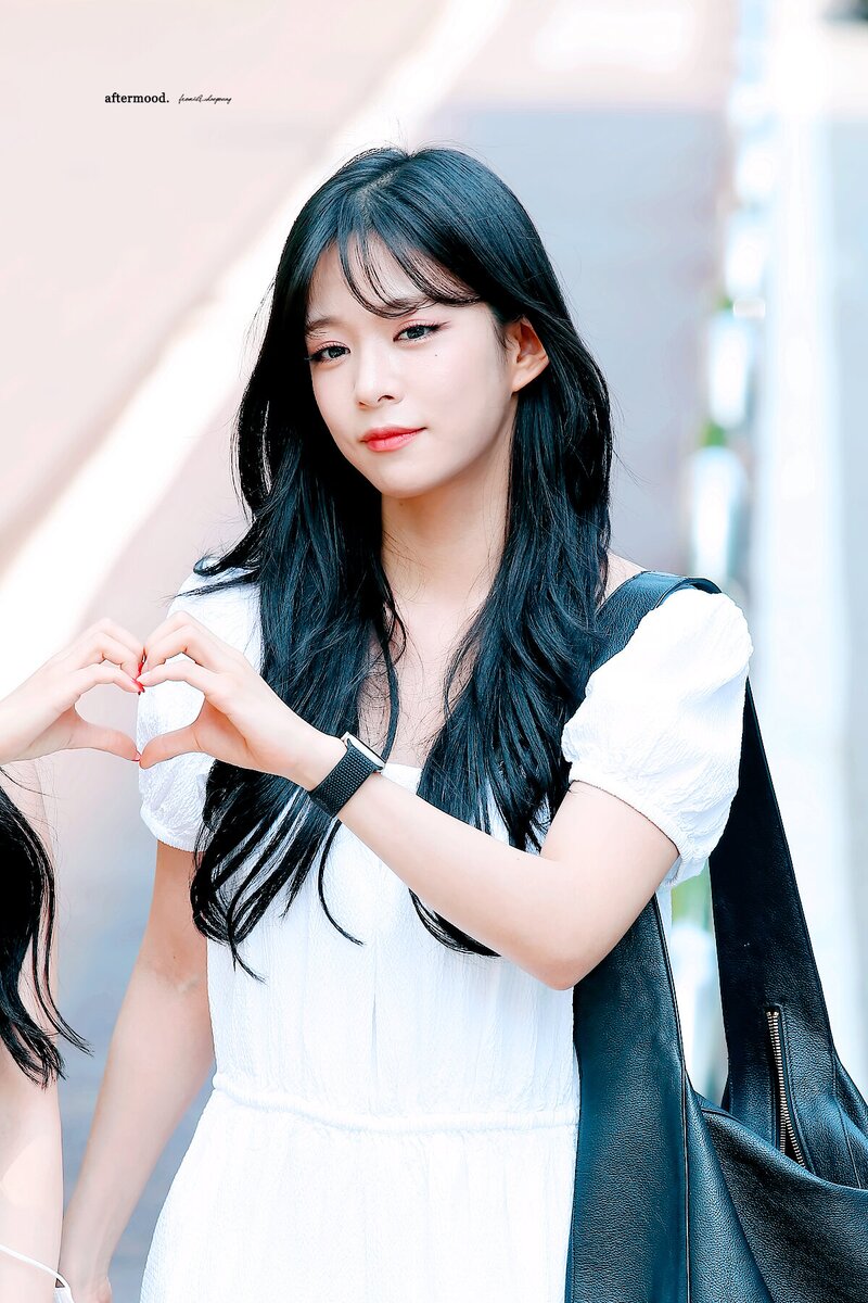 220613 fromis_9 Chaeyoung documents 5