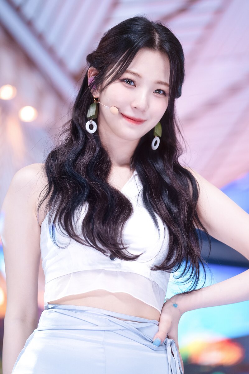 220703 fromis_9 Jiheon - 'Stay This Way' at Inkigayo documents 29