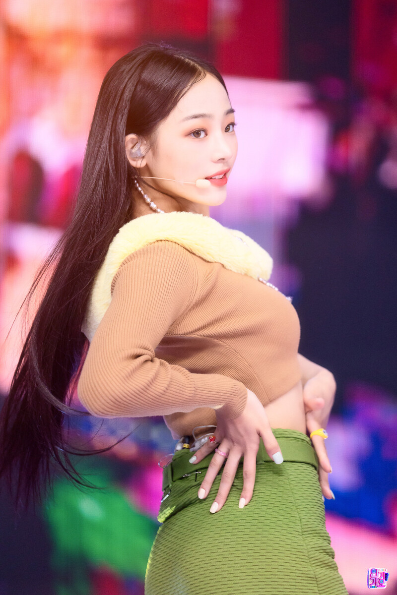 220821 NewJeans Minji - 'Attention' at Inkigayo documents 26