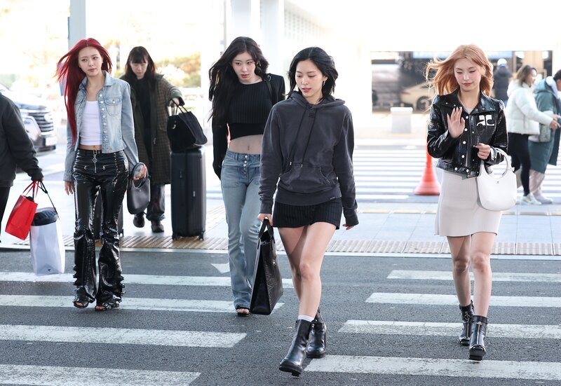 240226 - ITZY at Incheon International Airport documents 5