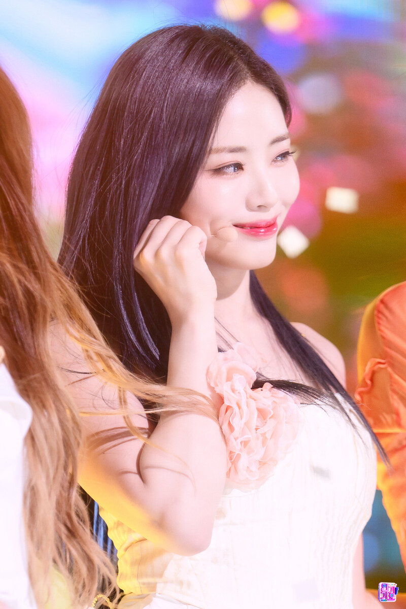 220710 fromis_9 Jiwon - 'Stay This Way' at Inkigayo documents 10