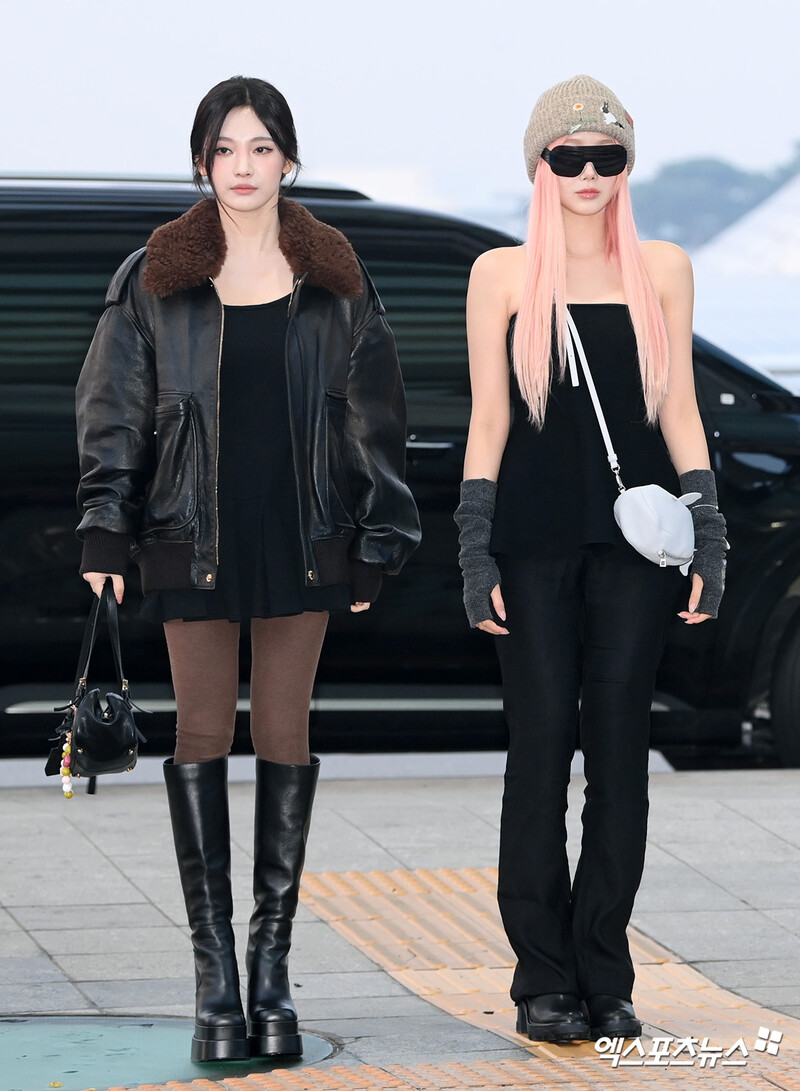 241121 aespa at Incheon International Airport documents 4