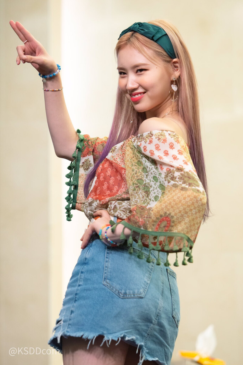 190825 Weki Meki Elly at 'WEEK END LOL' Mapo Fansign documents 1