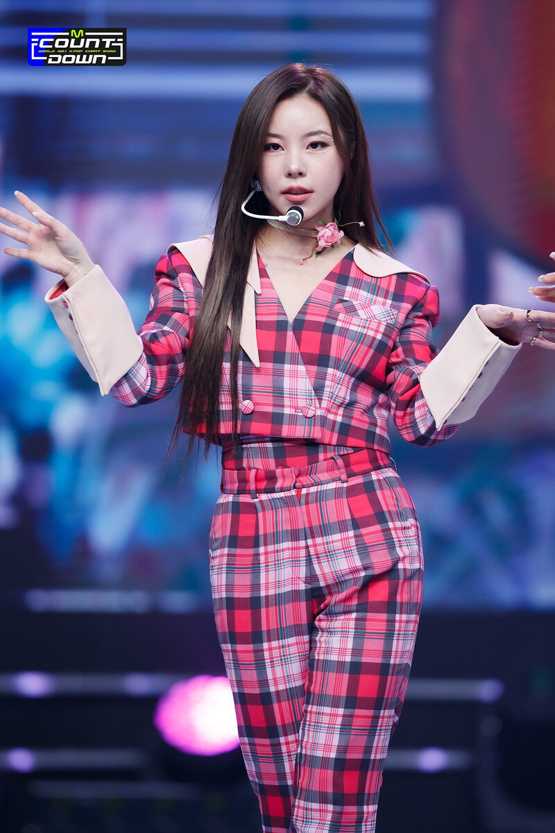 220127 Whee In - 'Make Me Happy' at M COUNTDOWN documents 14