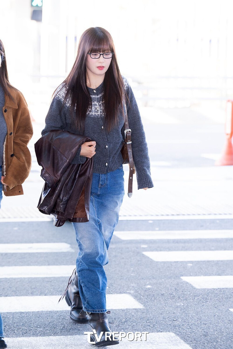 241107 Apink BOMI at Incheon International Airport documents 2