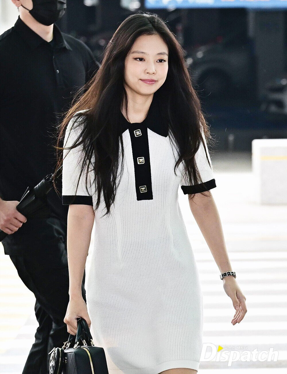 X 上的ᴱᴬᴿᵀᴴ ᴶᴱᴺᴺᴵᴱ：「Chanel released official photos of Jennie appearance in  ICN airport go to Paris Jennie showed off her fashionista side. The white  long trench coat worn by Jenni