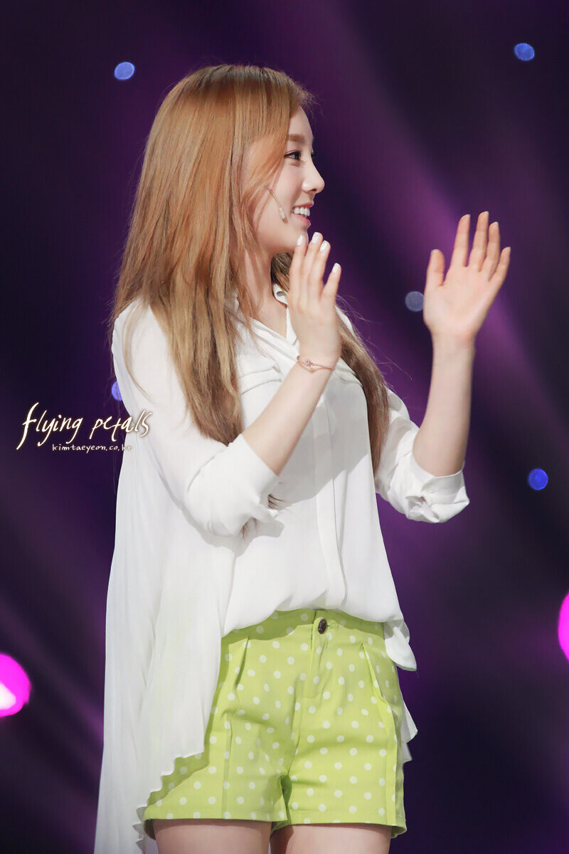 120509 Girls' Generation Taeyeon at Gag Concert documents 5