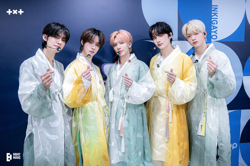 230310 TXT Weverse Update - 'Sugar Rush Ride' Performance Photo Behind documents 17