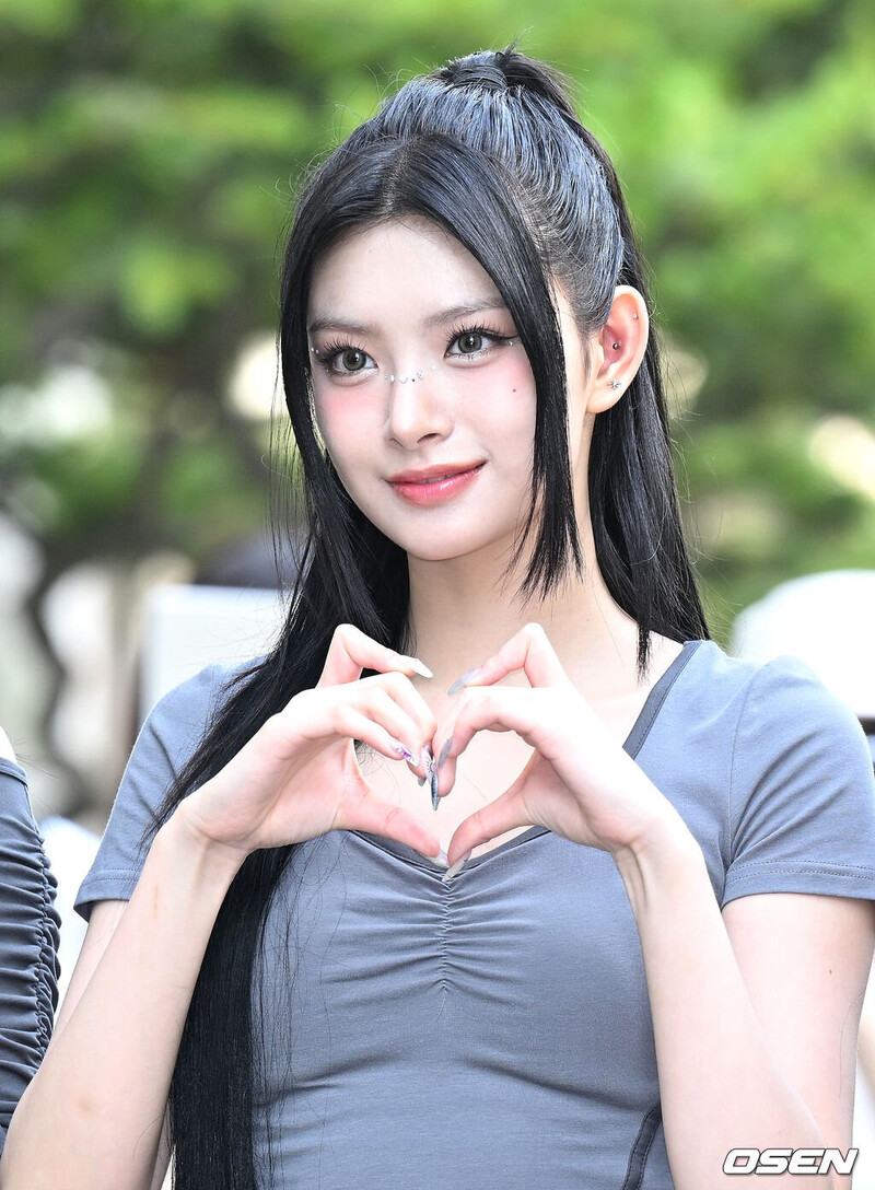 240614 EVERGLOW Yiren - Music Bank Commute documents 2