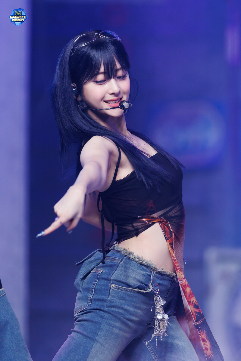 240905 LE SSERAFIM Yunjin - 'CRAZY' + '1-800-hot-n-fun' at M COUNTDOWN documents 6