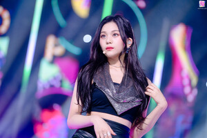 220227 VIVIZ Umji - 'BOP BOP!' at Inkigayo