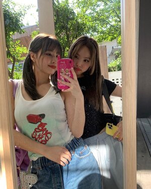 220822 TWICE Momo Instagram Update with Nayeon