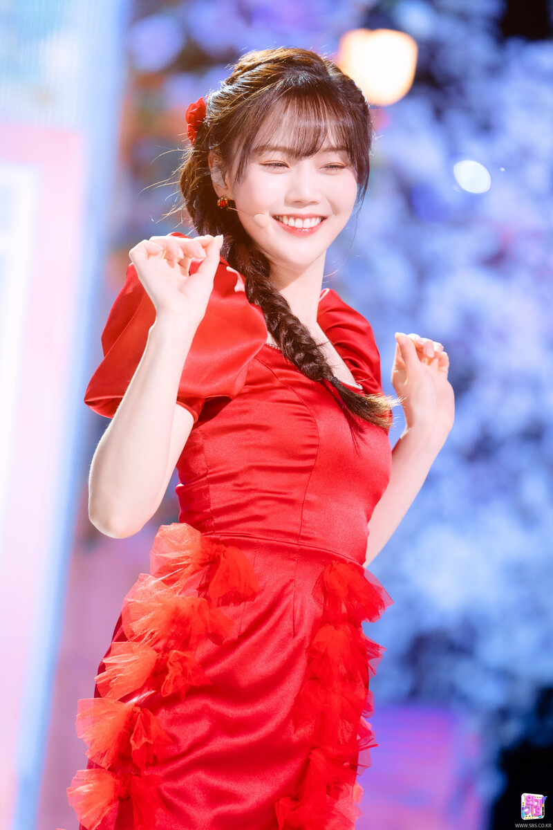 220403 OH MY GIRL Hyojung - 'Real Love' at Inkigayo documents 18