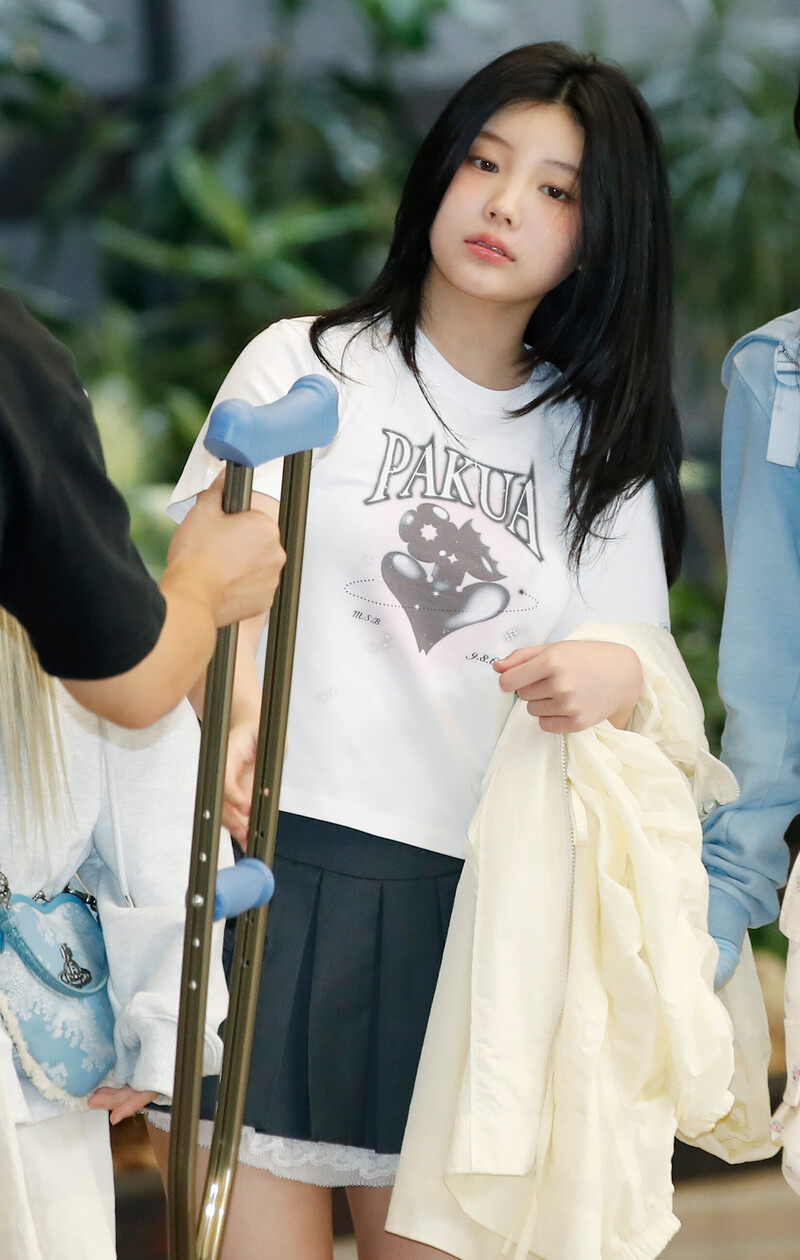 240628 ILLIT Wonhee at Gimpo International Airport documents 3