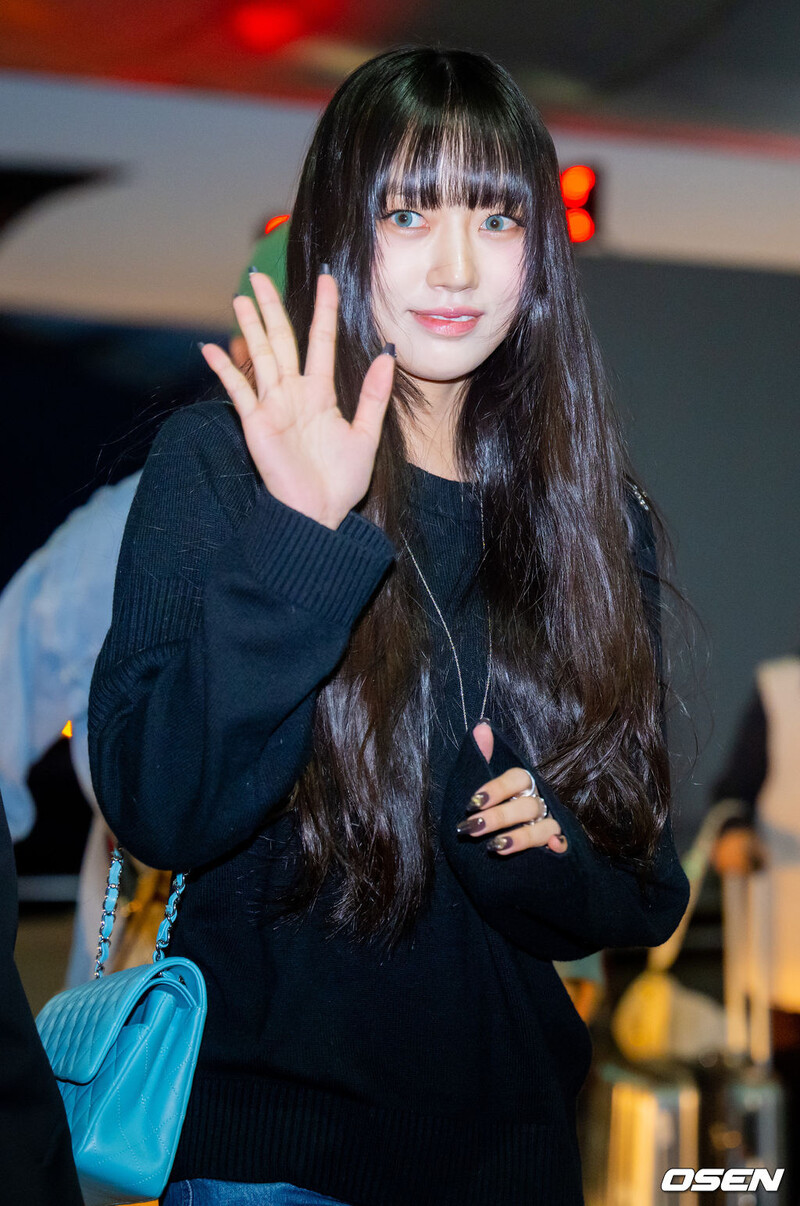 241119 MEOVV Sooin at Incheon International Airport documents 12