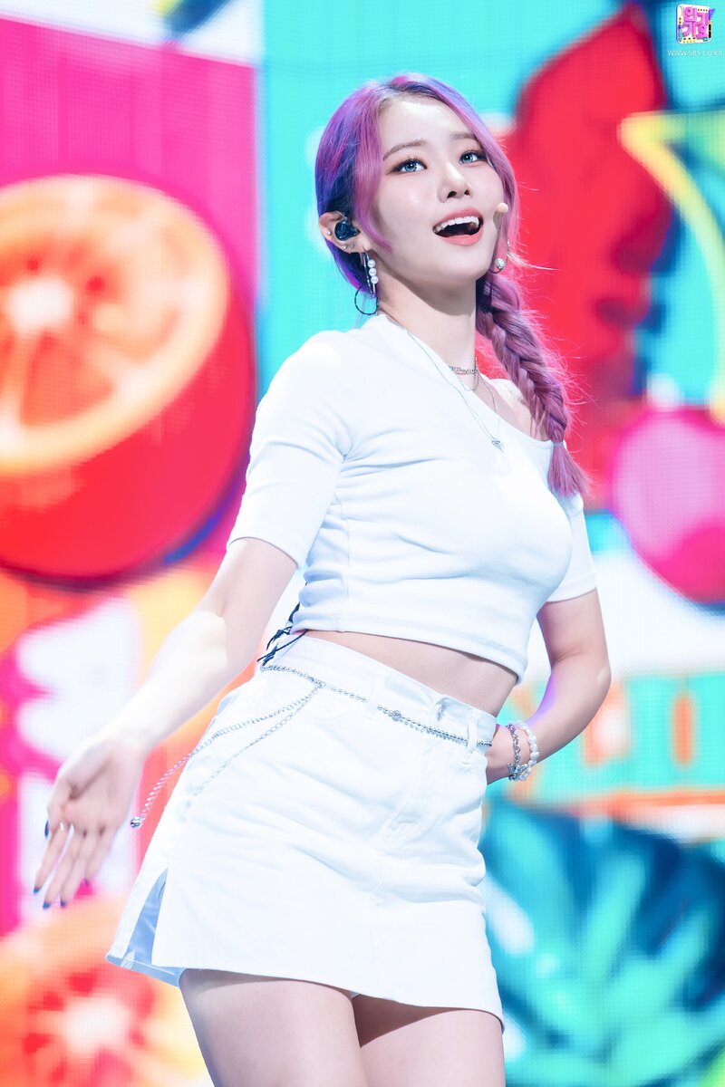 210829 Weeekly - 'Holiday Party' at Inkigayo documents 2