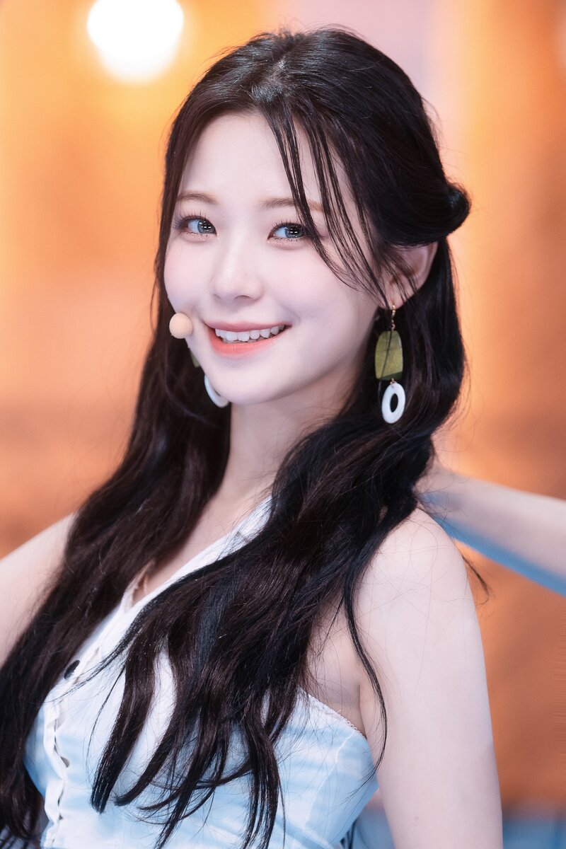 220703 fromis_9 Jiheon - 'Stay This Way' at Inkigayo documents 1